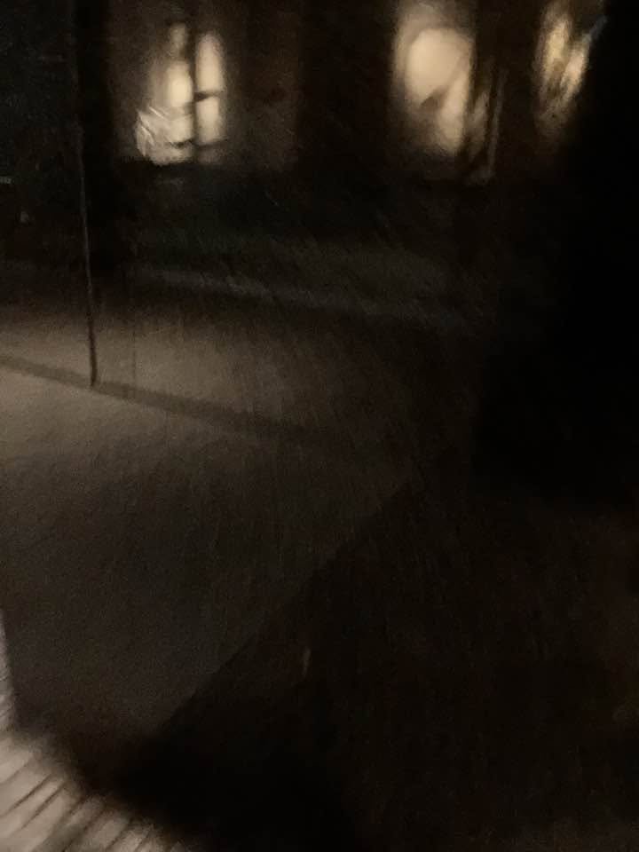 Dunkler Raum, kaum erkennbares Interieur, geringe Beleuchtung.