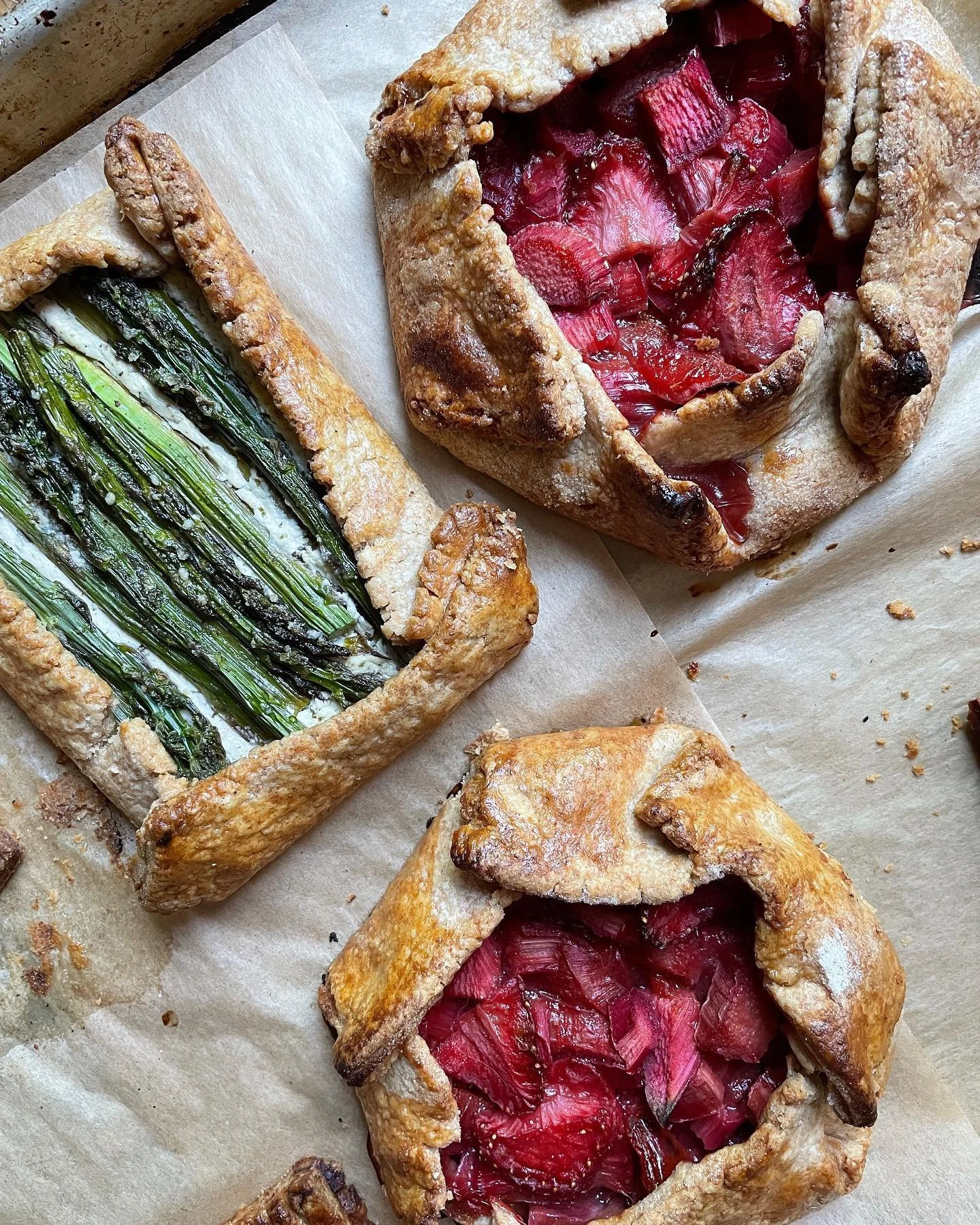 Flakey Spelt Dough: Spring edition, featuring strawberry orange rhubarb galettes, asparagus &amp; goat cheese galettes and an apricot strawberry hand pie.
Lovely, easy breezy class this morning. 🍓🍃