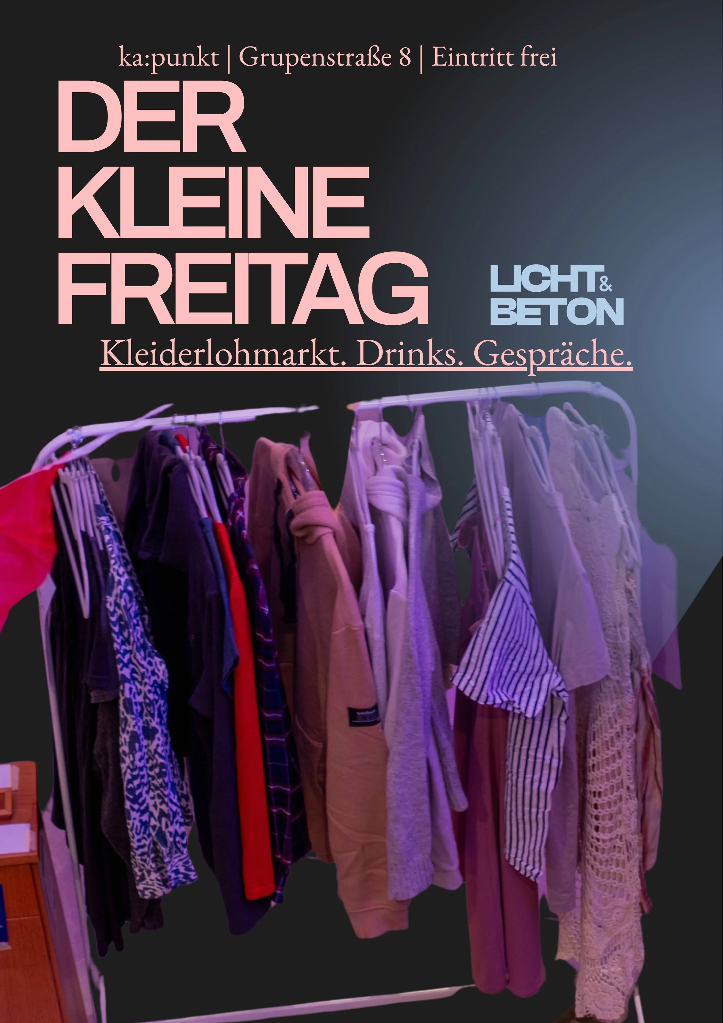 Eine Kleiderstange. Darüber Text, der zu einem Kleiderflohmarkt einlädt.