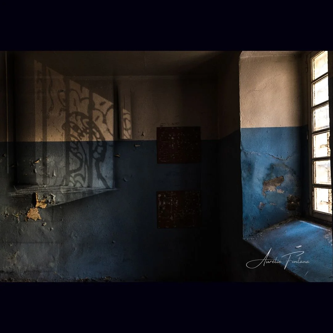 Il y a des lieux qui bouleversent une visite. Le quadrilat&egrave;re de Rodez &mdash; ancienne prison &mdash; photographi&eacute; juste avant sa d&eacute;molition. Nous ne faisons que passer. S&eacute;rie "Ce qu'il reste" &mdash; Projets d'