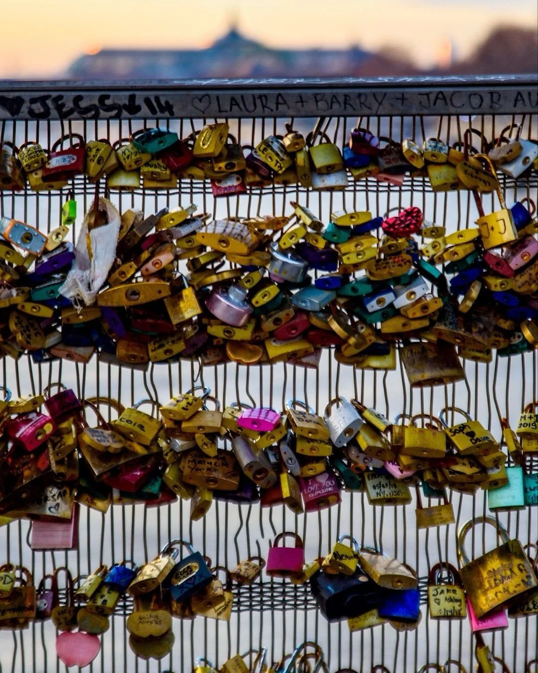 CE QU&rsquo;IL RESTE DES PROMESSES &mdash; S&eacute;rie &laquo; Ce qu&rsquo;il reste &raquo;
Pont des Arts, Paris. D&eacute;cembre.

Pendant des ann&eacute;es, des couples du monde entier sont venus accrocher un cadenas ici. Fermer. Jeter la cl&eacut