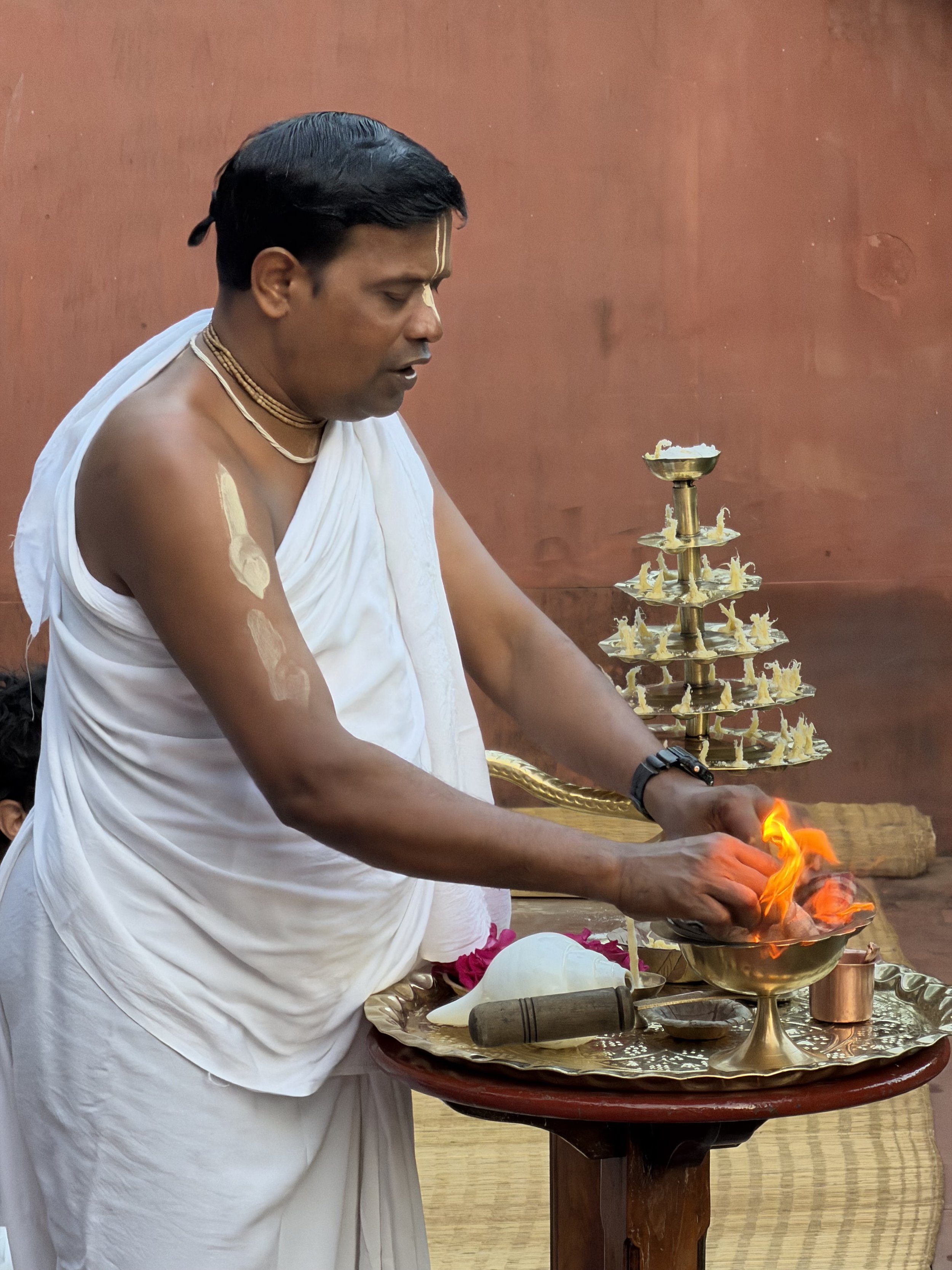 vastu-sāmye citta-bhedāt tayor vibhaktaḥ panthāḥ