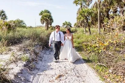 Perfect beach wedding 🤍

Congratulations to Amanda &amp; Robert 🥂

Bridal Hair and Makeup: Tasha&amp; Martyna 
@glam_to_be 
Photographer: Donald Sexton
Venue: Fort De Soto