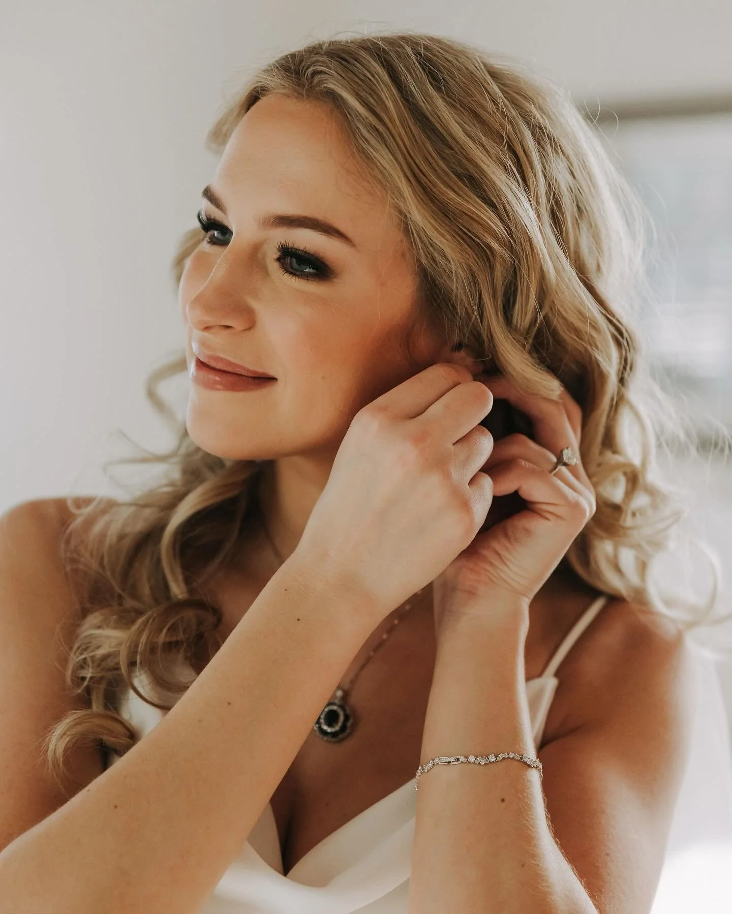 A dream bridal look 🤍

Hair and Makeup: Tasha and Martyna @glam_to_be 
Venue: @vinoyresort 
Photo: Jay Staton 

#bride #bridetobe #featured  #tampahair #tampamakeup #makeupartist #hairstylist #mua #tpahair #tpamakeup #weddingstylist
#bride #bridetob