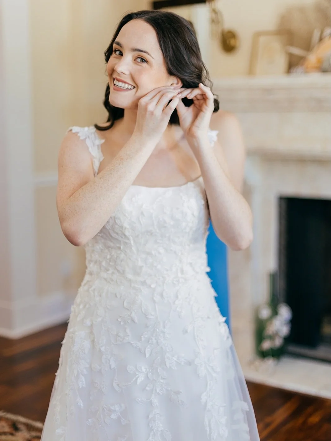 Soft, radiant, and designed to last. This bridal look was created to enhance her natural beauty while feeling effortless from start to finish.

From the first brush stroke to the final touches, our focus is always the same: timeless results, a calm e