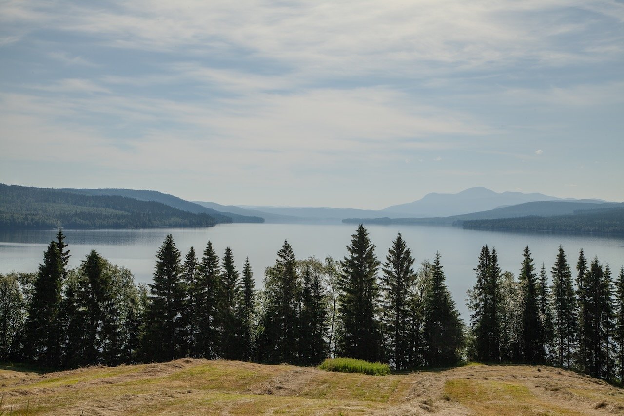 Uitzicht over een meer en bossen in de regio Sollefteå, Ångermanland – wonen en emigreren naar Noord-Zweden midden in de natuur