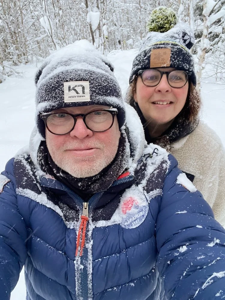ohn en Angelique in winterse natuur bij Sollefteå, Noord-Zweden – emigreren en wonen in Ångermanland