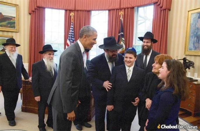 Rebbetzin Hecht and her great-granddaughter meet with President Barack Obama in the Oval Office. 