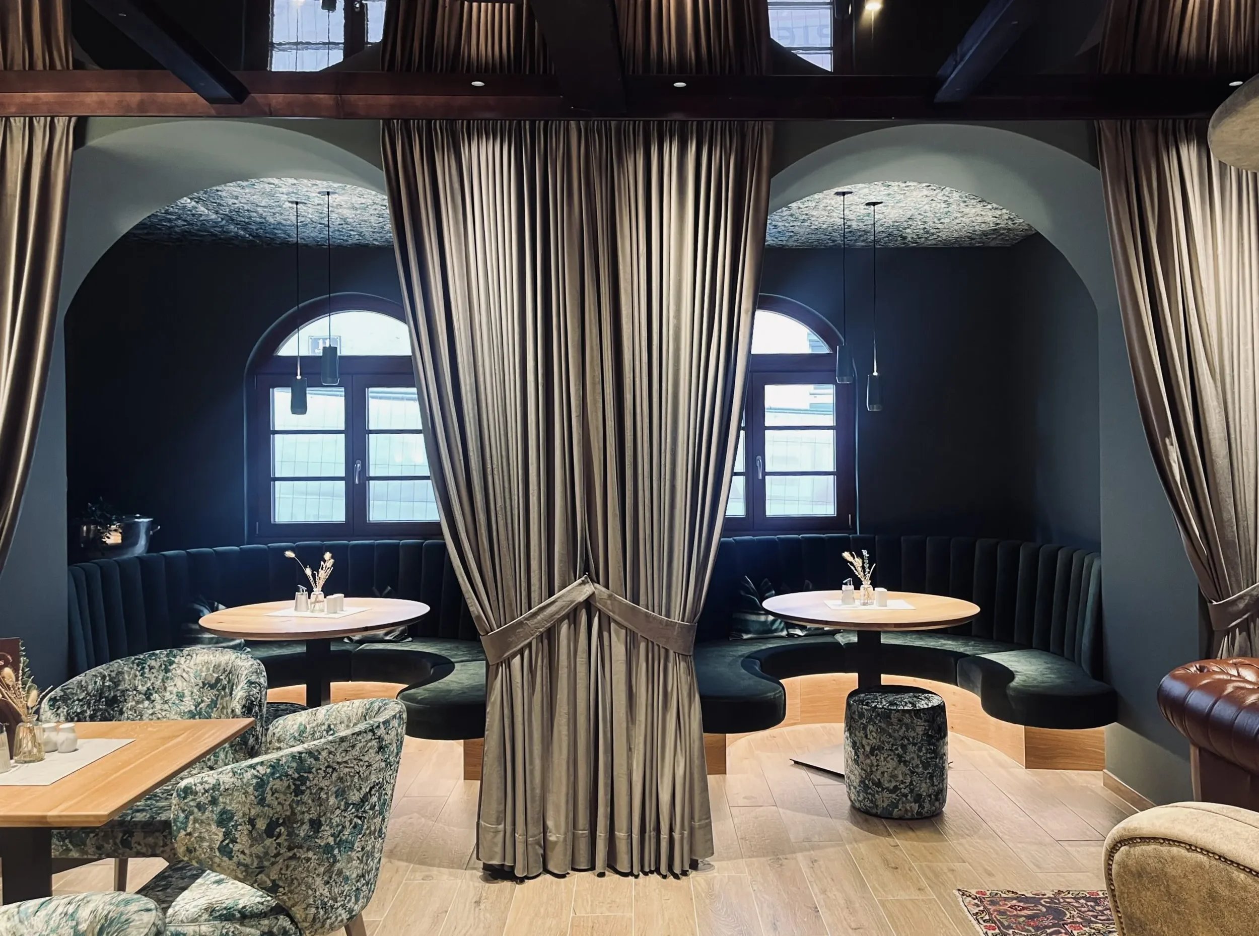 julies-stegerbrau-cafe_2075-scaled.webp