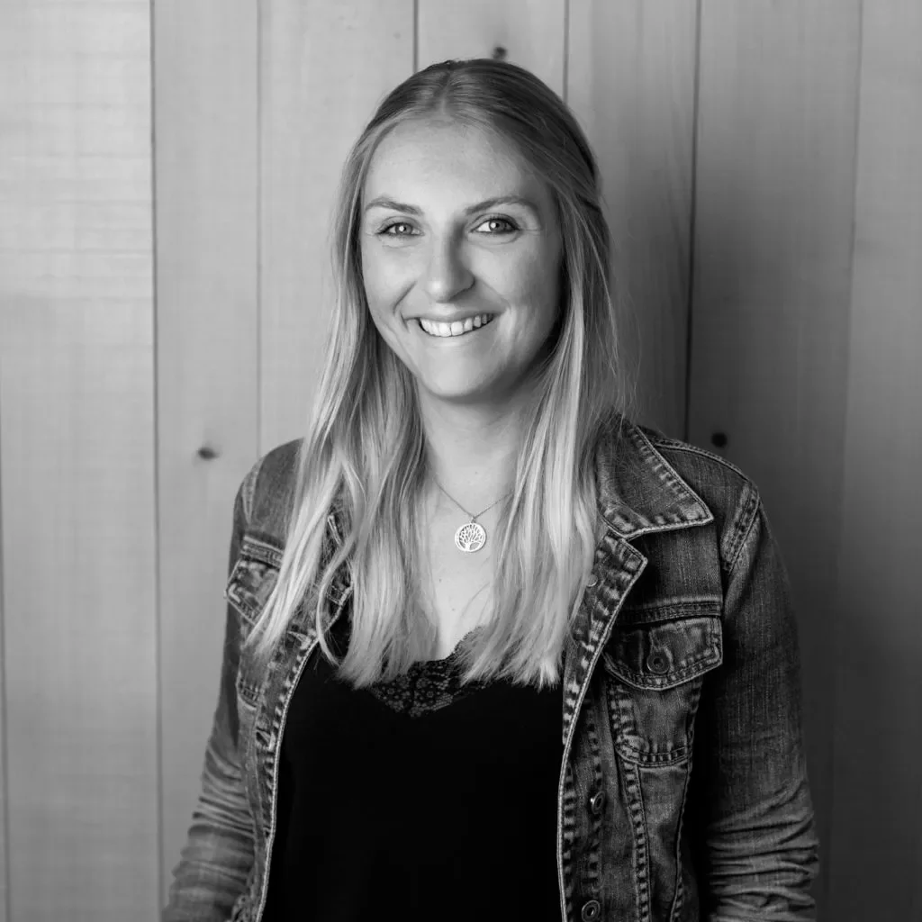 Kerstin Schartner arbeitet an der Planung und Umsetzung größerer Innenarchitekturprojekte. Sie begleitet Projekte strukturiert durch verschiedene Planungsphasen und sorgt dafür, dass konzeptionelle Ansätze konsequent in die Ausarbeitung überführt wer