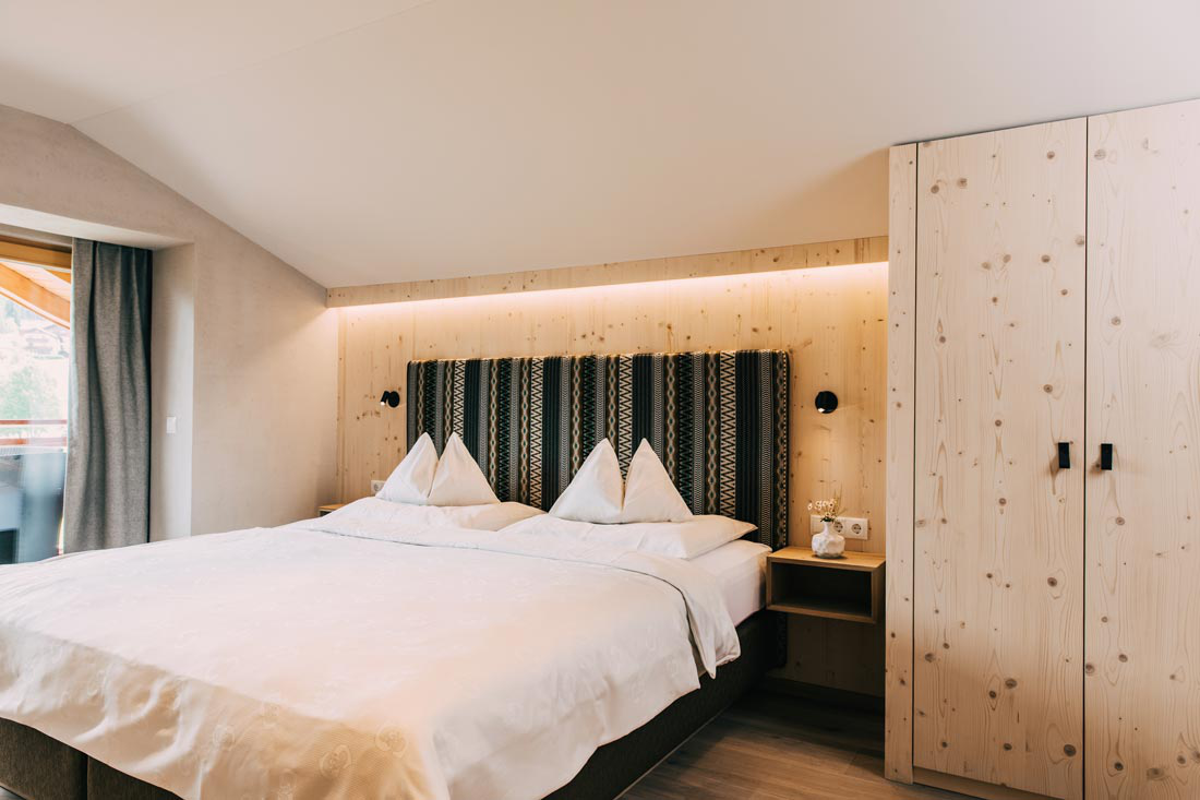 schwaigerhof_familiensuite-hochwurzen2_stranger_innenarchitektur.webp