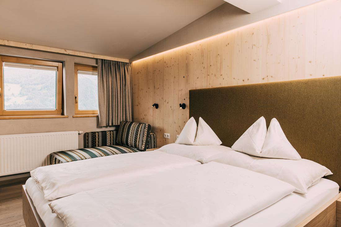 schwaigerhof_familiensuite-hochwurzen4_stranger_innenarchitektur.webp