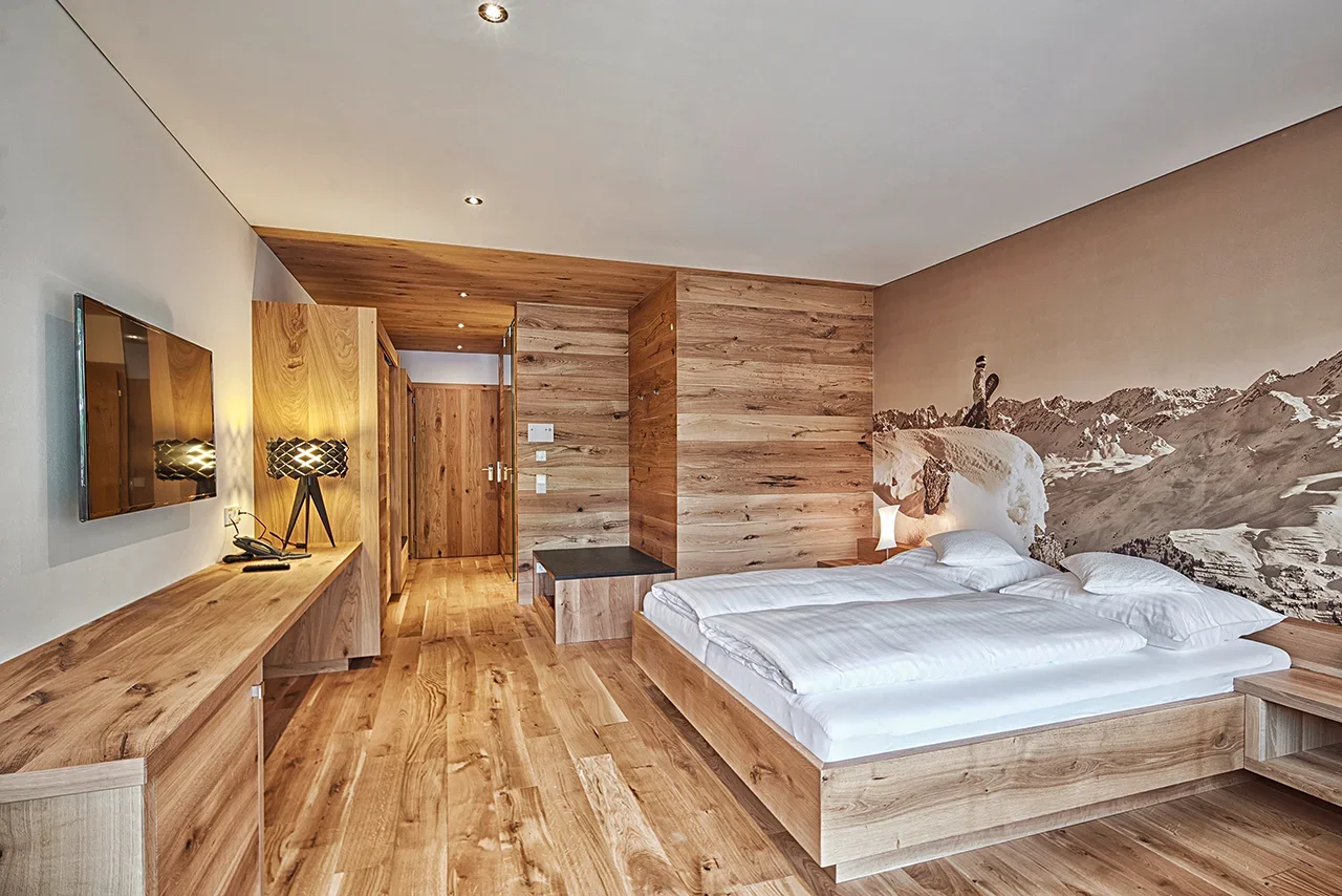 sporthotel-silvretta-innenarchitektur-stranger-suite.webp