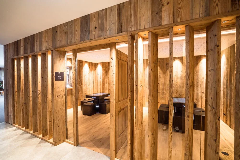 hotel-central-playerslounge-innenarchitektur-stranger.webp
