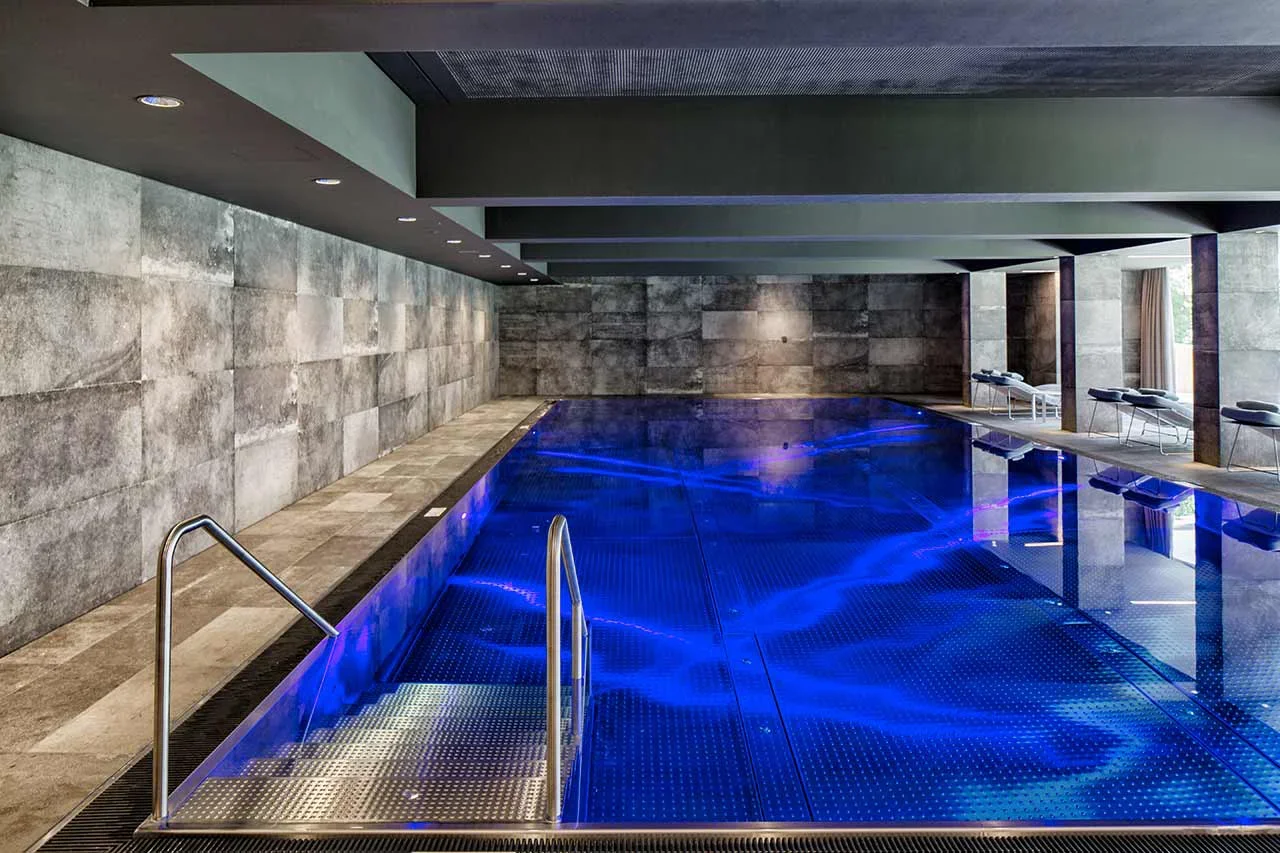 sporthotel-silvretta-innenarchitektur-stranger-pool.webp