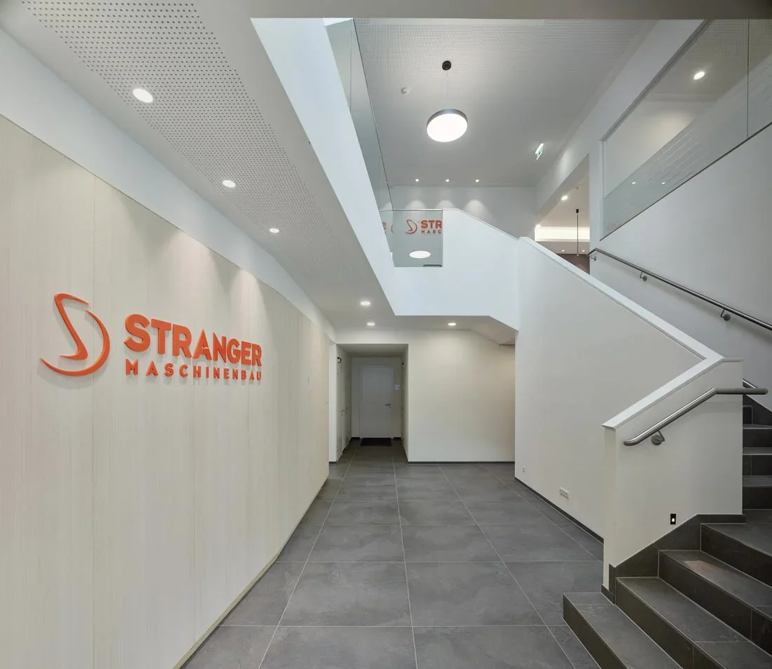 stranger_innenarchitektur_firma-stranger_anthering_by_kurt-hoerbst.webp