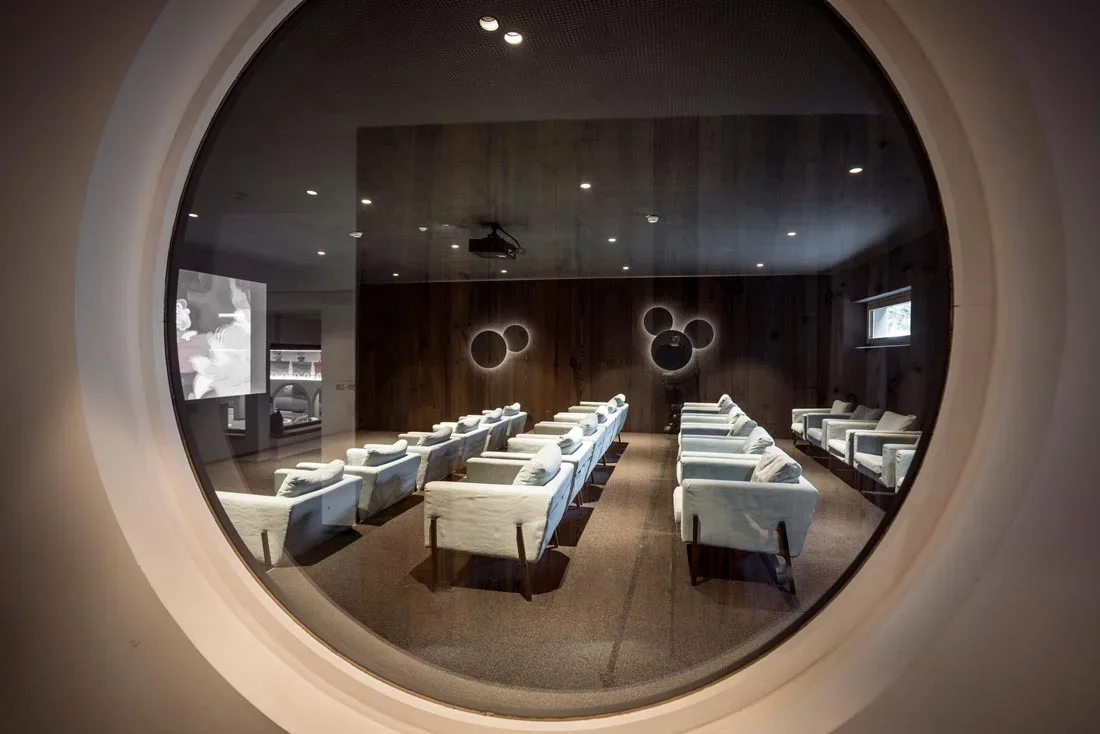 hotel-central-kino-innenarchitektur-stranger.webp