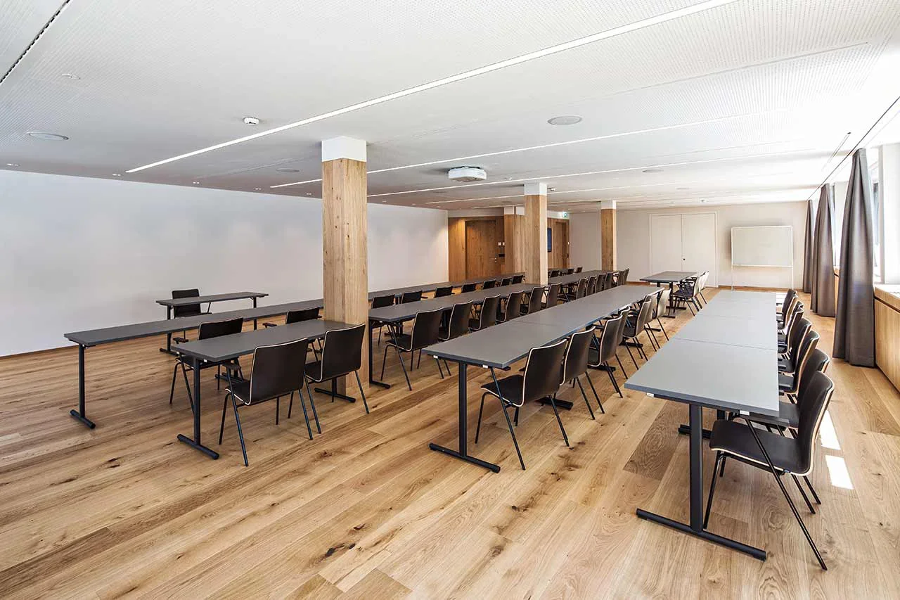 sporthotel-silvretta-innenarchitektur-stranger-seminarraum.webp