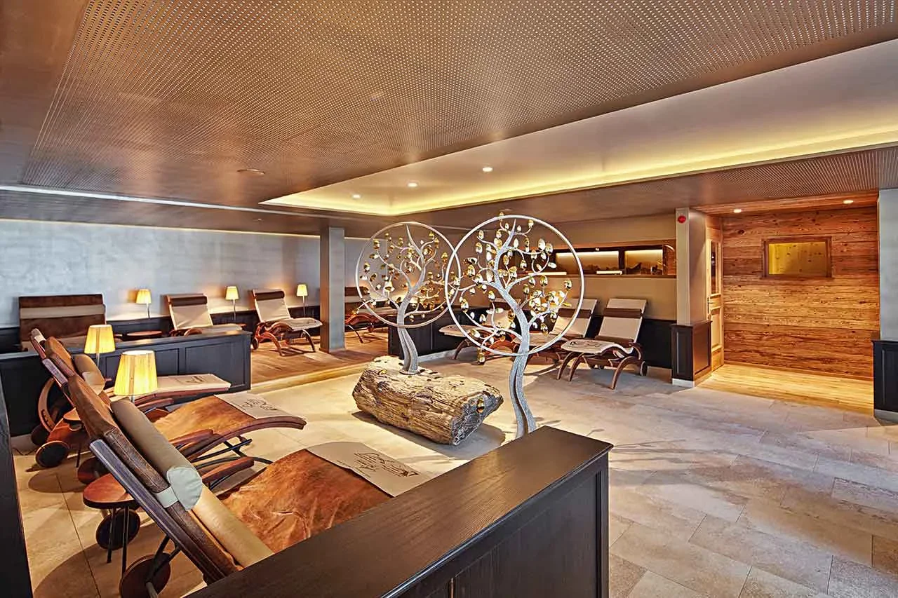 sporthotel-silvretta-innenarchitektur-stranger-goldtraum.webp