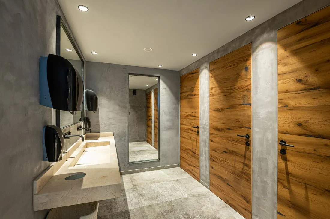 stegerbraeu-wc4-innenarchitektur-stranger.webp