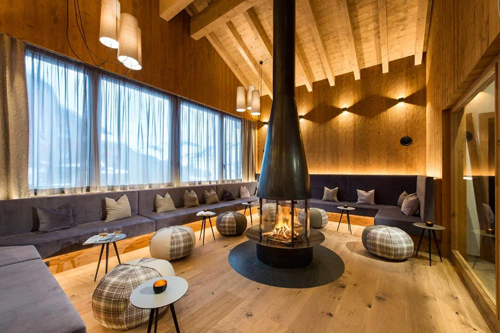 hoteladlerkaminzimmer-stranger-innenarchitektur.webp