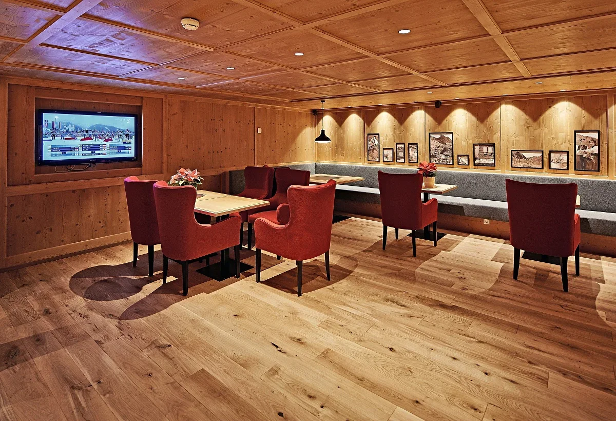 sporthotel-silvretta-innenarchitektur-stranger-kaminstube.webp