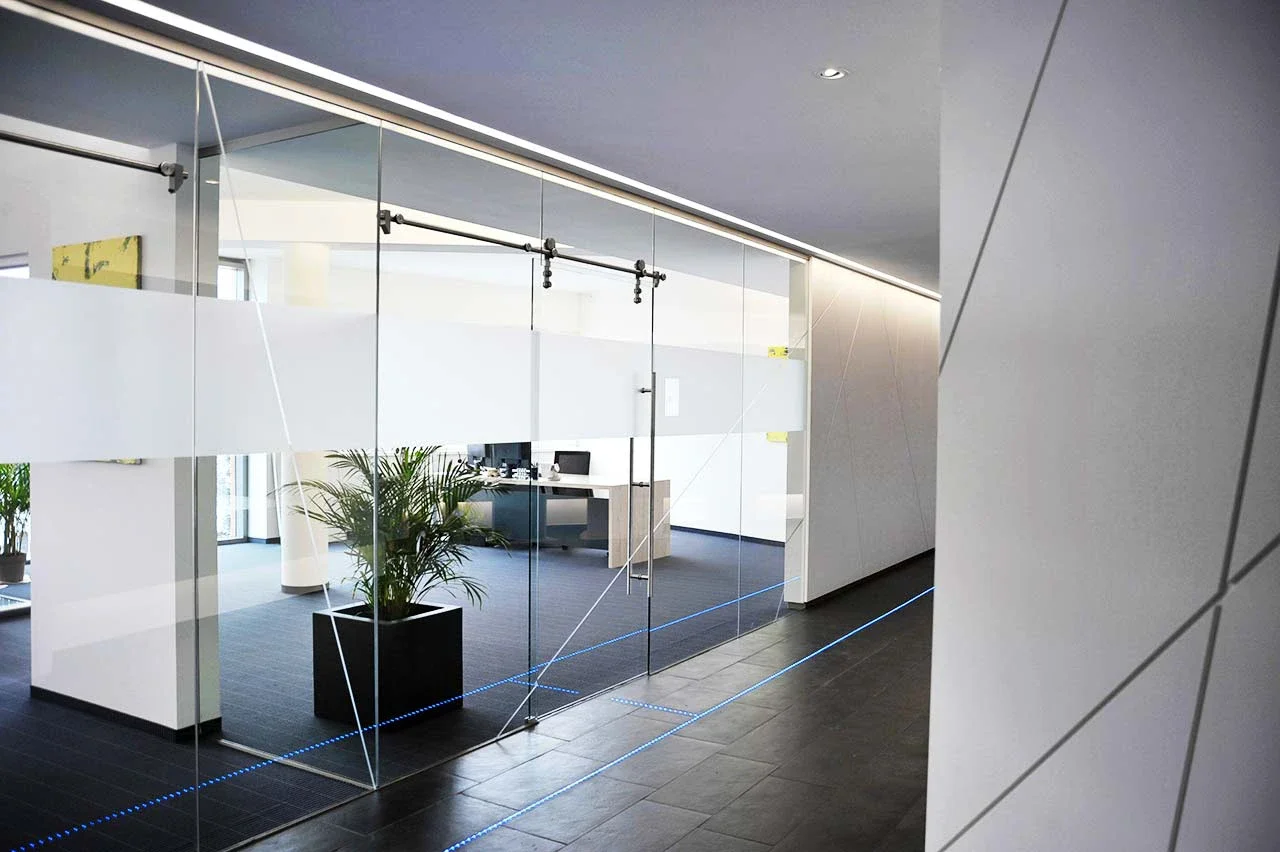 friendlyway-office-innenarchitektur-stranger-gang-licht.webp