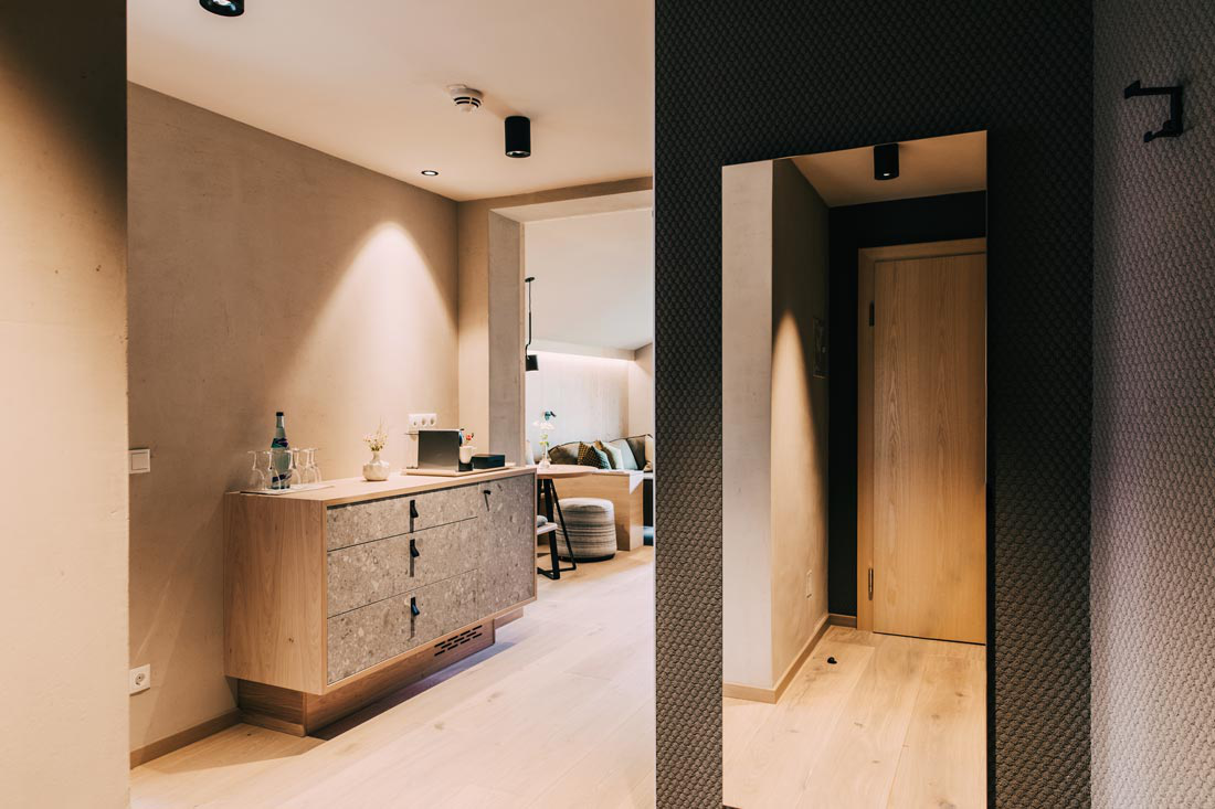 schwaigerhof_familiensuite-hochwurzen1_stranger_innenarchitektur.webp