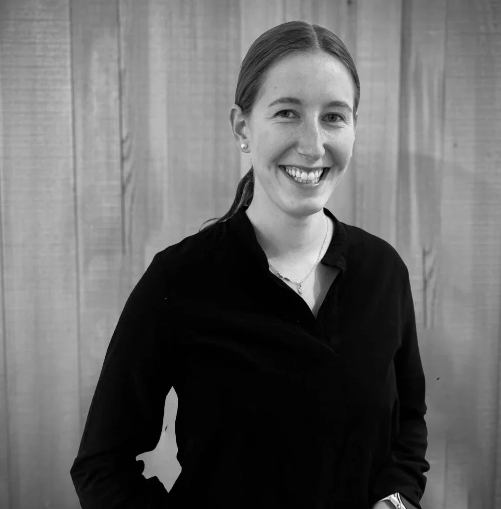Katharina Ortner arbeitet an der Entwicklung und Ausarbeitung der Innenarchitekturprojekte. Sie verbindet gestalterisches Denken mit technischem Verständnis und unterstützt sowohl in der Konzeptphase als auch in der Detailplanung.