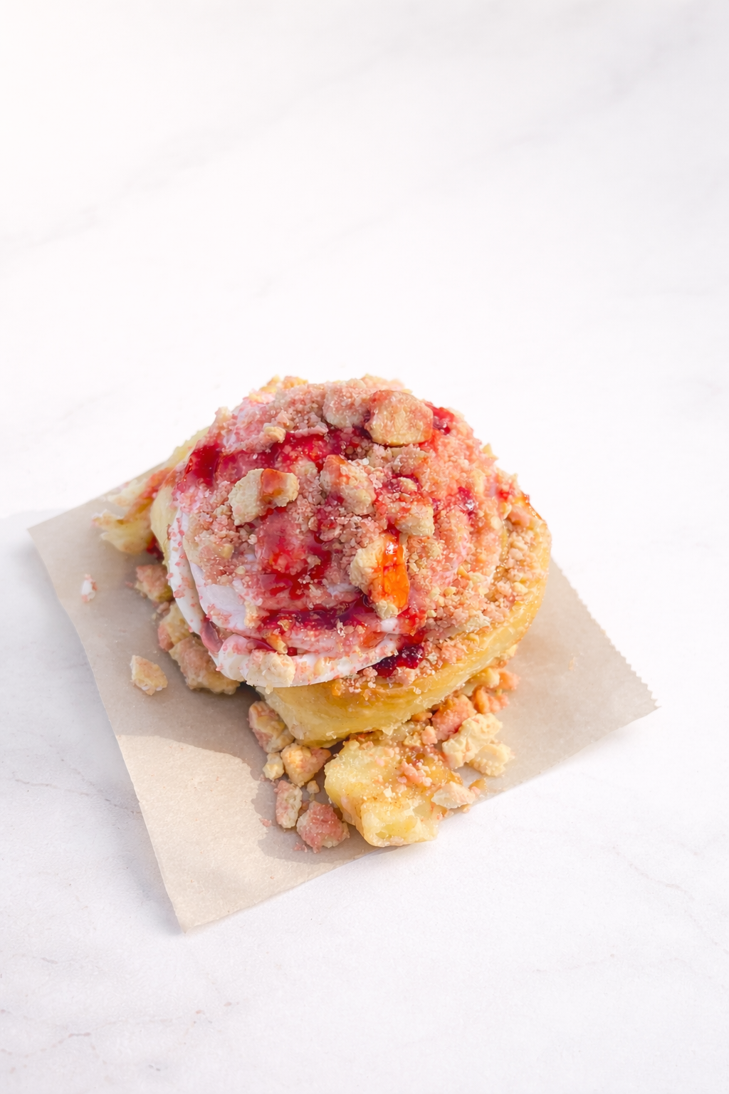 strawberry cruch cinnamon roll