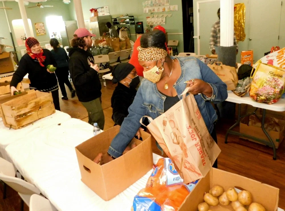 Under the slogan "Heating or Eating, we need both" the food distribution helps reduce household costs during winter when heating costs go up