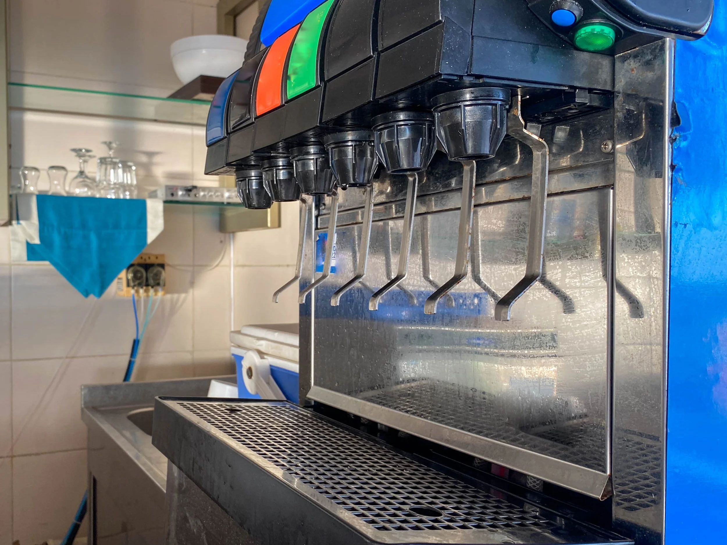 vecteezy_apparatus-for-pouring-soft-drinks-with-many-taps-of-soda_15046689.jpg
