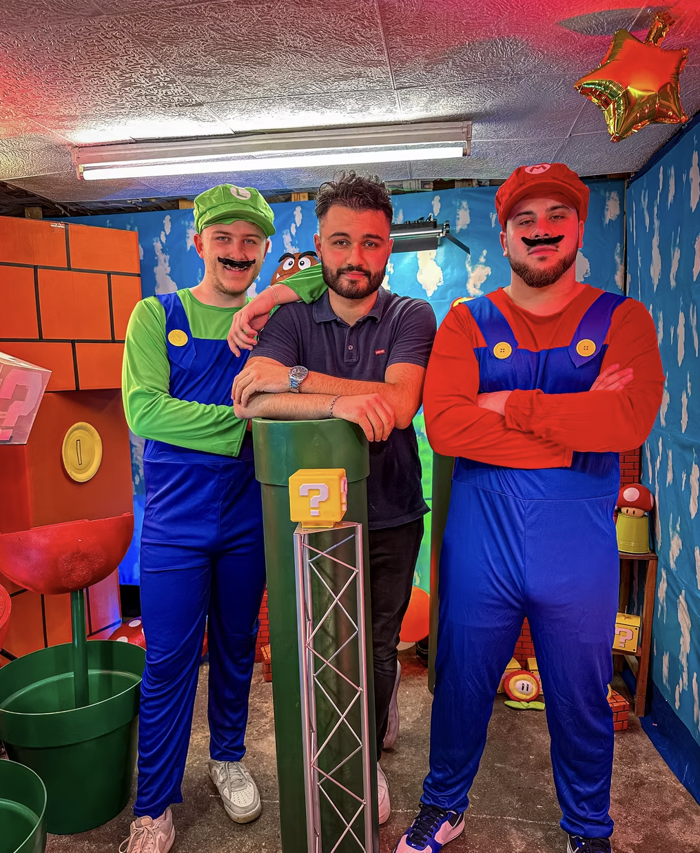 Création complète d'émission depuis l'écriture jusqu'au décors en passant par l'habillage sonore, visuel et graphique.