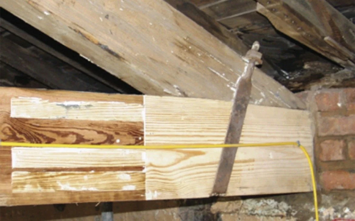 Reparasjon og forsterkning av bærende trebjelke for økt stabilitet og sikkerhet i konstruksjonen. KPR Snekkeri utfører profesjonelle strukturelle utbedringer.