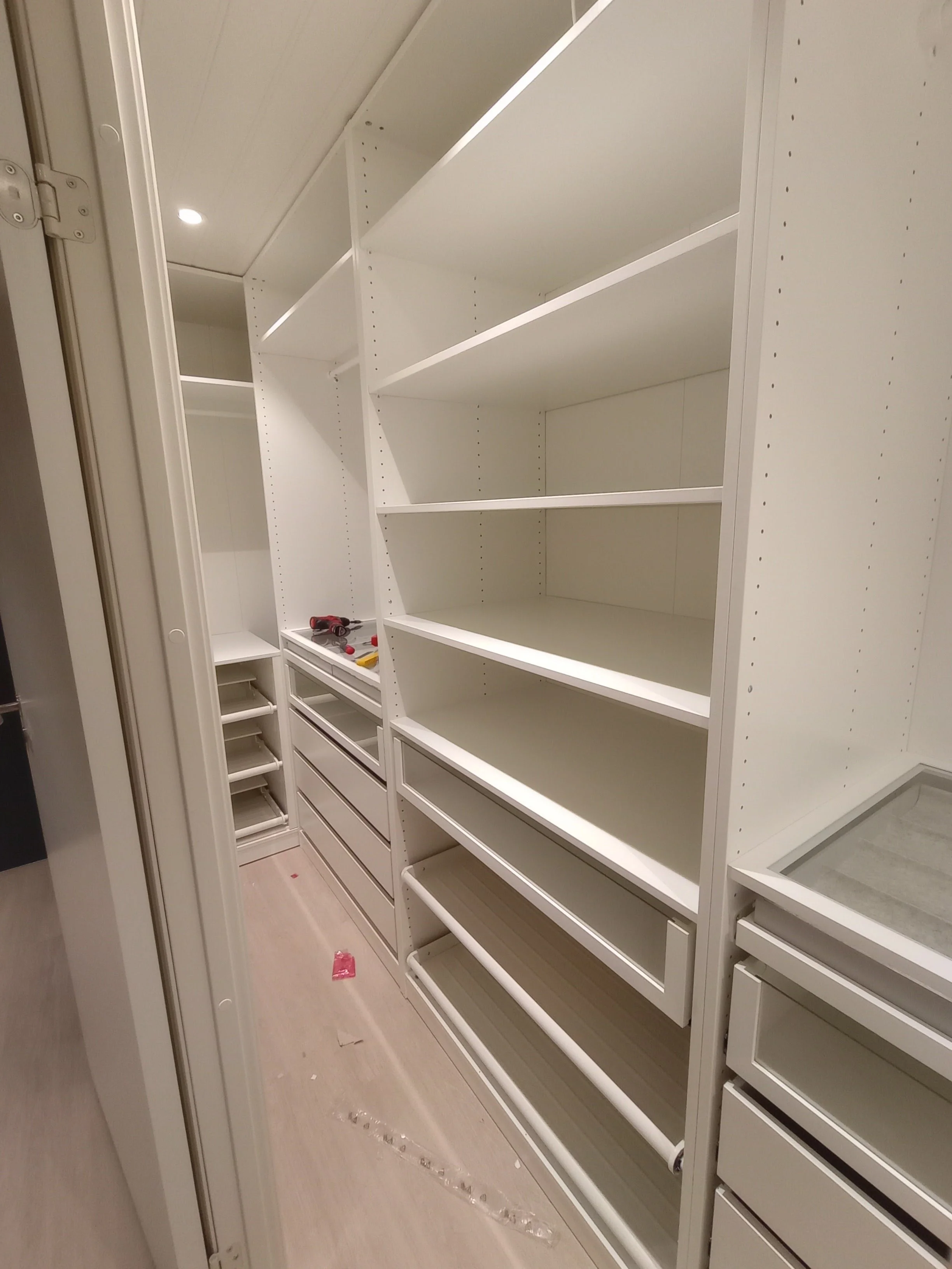 Skreddersydd garderobeinnredning montert med fokus på funksjonalitet, presisjon og maksimal utnyttelse av plassen. Hyller og skuffer gir god organisering og et stilrent uttrykk.