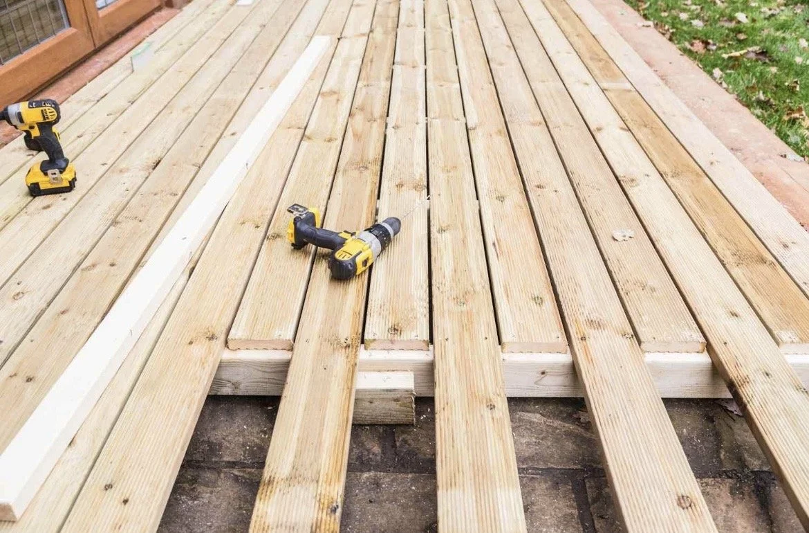 Profesjonell montering av treterrasse med solid underkonstruksjon og presist tilpassede terrassebord. KPR Snekkeri bygger holdbare terrasser tilpasset norsk klima i Drammen og omegn.