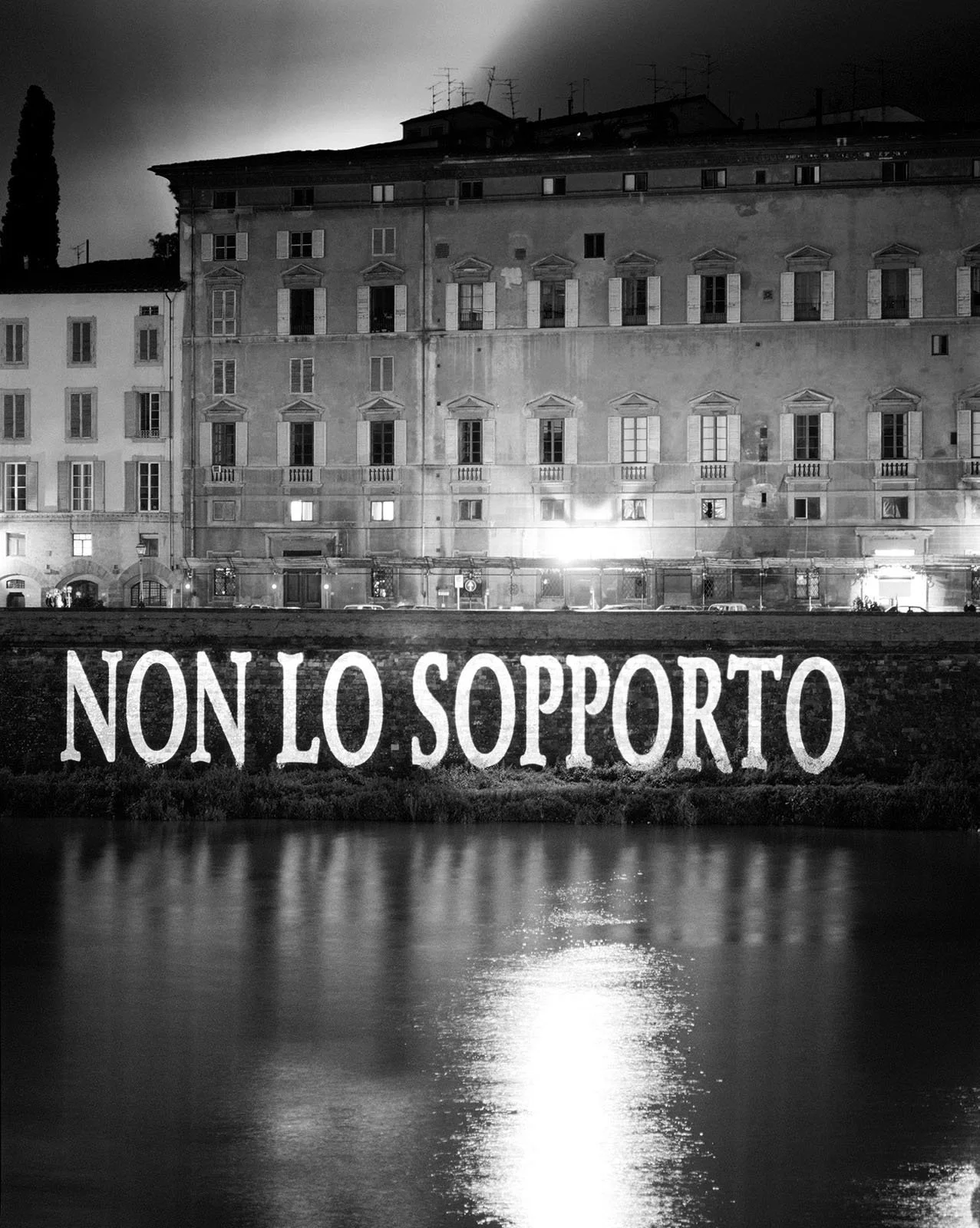 Site: Arno River, Palazzo Tempi, Via de’ Bardi, Florence, Italy
September 20-22, 1996
Text: Arno, 1996
Projection: Skypictures; Aubert Lee
Photo: Attilio Maranzano