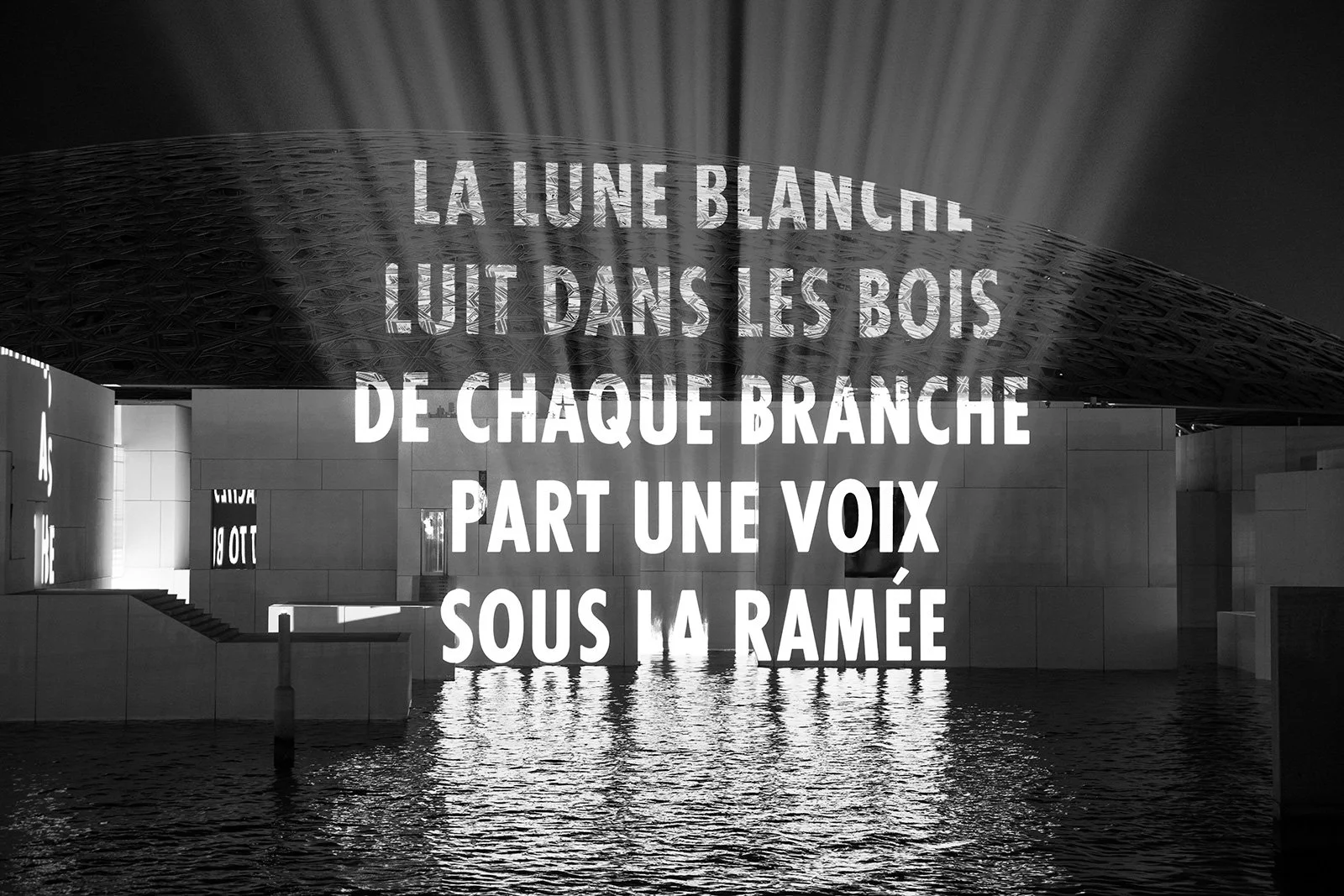 BIRTHDAY, 2022
Light projection
Louvre Abu Dhabi
Text: “La lune blanche” from La Bonne Chanson by Paul Verlaine, 1870.
Architect: Jean Nouvel
Department of Culture and Tourism – Abu Dhabi
© 2022 Jenny Holzer, member Artists Rights Society (ARS), NY
P