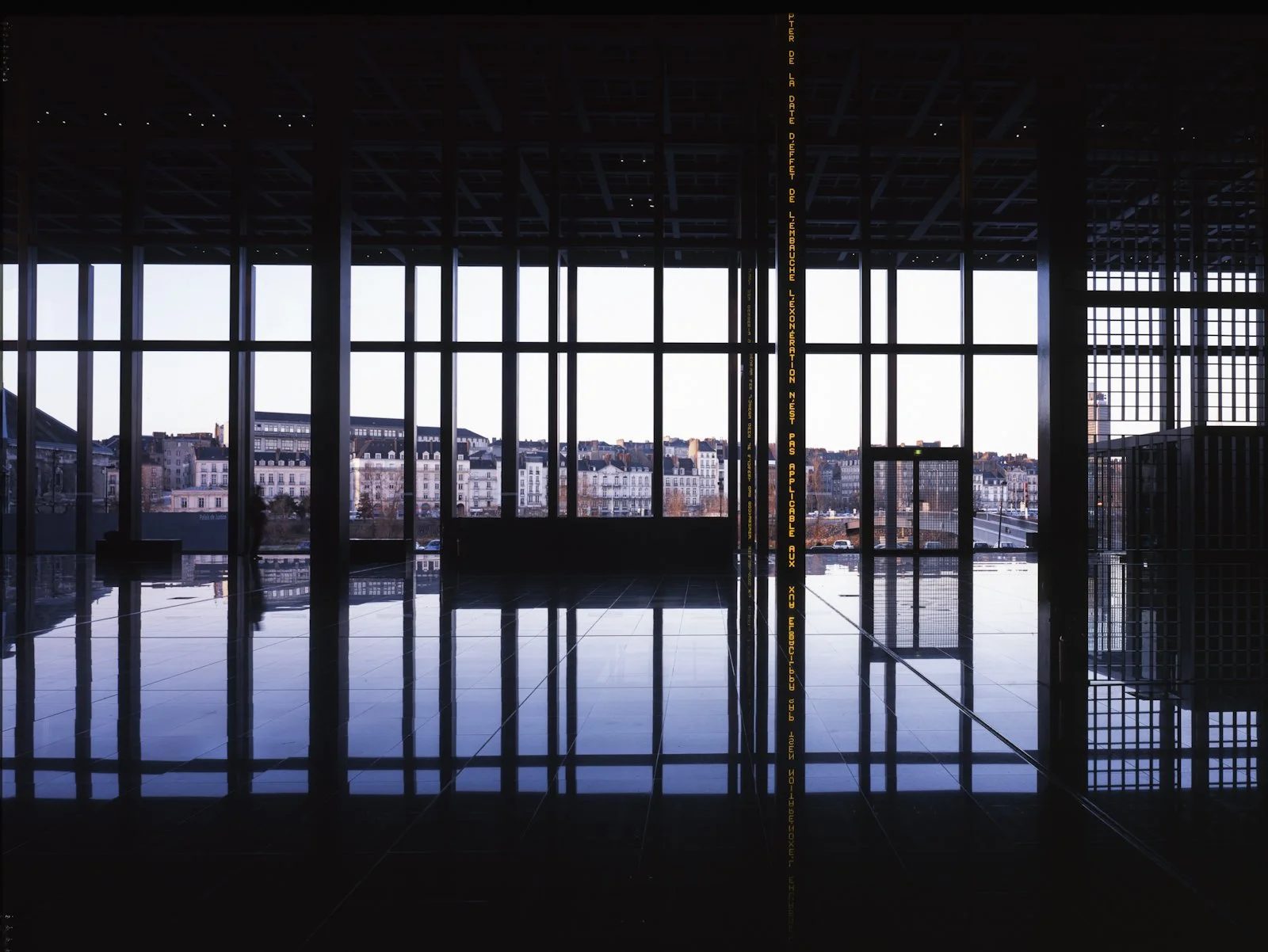 Site: Palais de Justice, Nantes, France
January 15, 2003–
Text: Historical quotations from philosophers, writers, women and texts of
recent French laws
Photo: Philippe Ruault