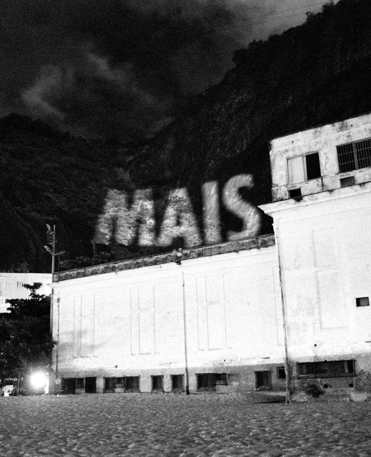 Site: Urca Hill, Rio de Janeiro, Brazil
May 7, 1999
Text: Survival, 1983–85
Projection: Skypictures; Aubert Lee
Photo: Beto Felício