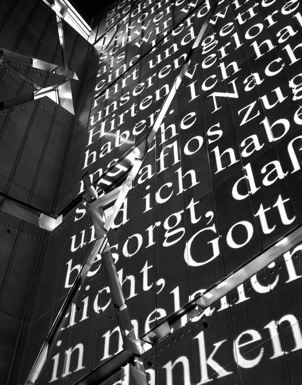 Site: Jewish Museum, Berlin, Germany
February 8, 2001
Text: “Memorien” by Glikl bas Juda Leib, 1689
Projection: FX Productions; Charles Passarelli
Photo: Attilio Maranzano