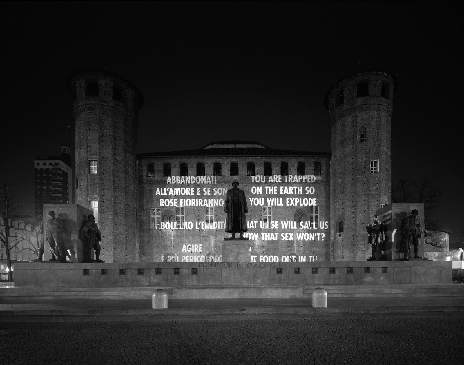 Site: Palazzo Madama, Turin, Italy
November 30, 2005–March 15, 2006
Text: Truisms, 1977–79; Survival, 1983–85
Projection: FX Productions; Charles Passarelli
Photo: Attilio Maranzano