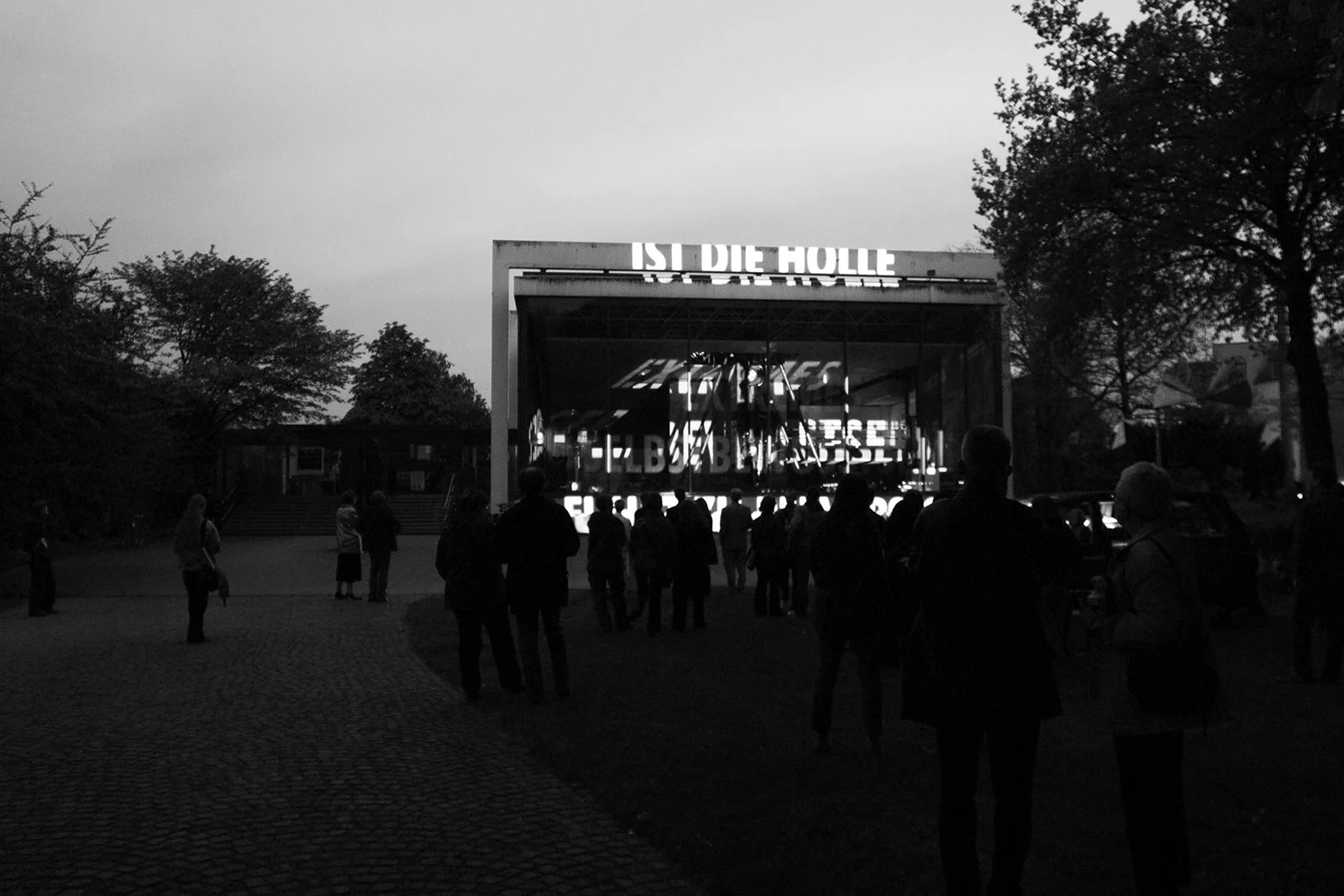 Site: Wihelm Lehmbruck Museum, Duisburg, Germany
April 25, 2004
Text: Truisms, 1977–79
Projection: FX Productions; Charles Passarelli
Photo: Charles Passarelli
