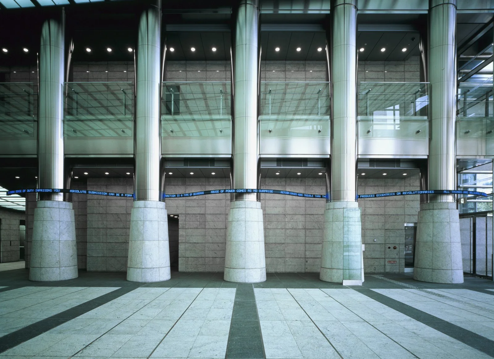 Site: Nakanoshima Mitsui Building, Osaka, Japan
July 2002–
Text: Truisms, 1977–79
Photo: Kazuo Fukunaga