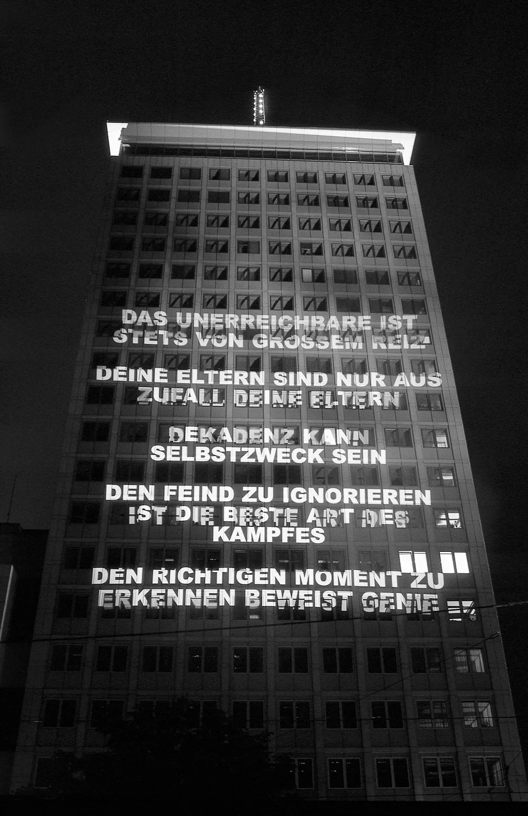 Site: Ringturm, Vienna, Austria
October 11, 1998
Text: Truisms, 1977–79
Projection: Skypictures; Aubert Lee
Photo: Christian Wachter