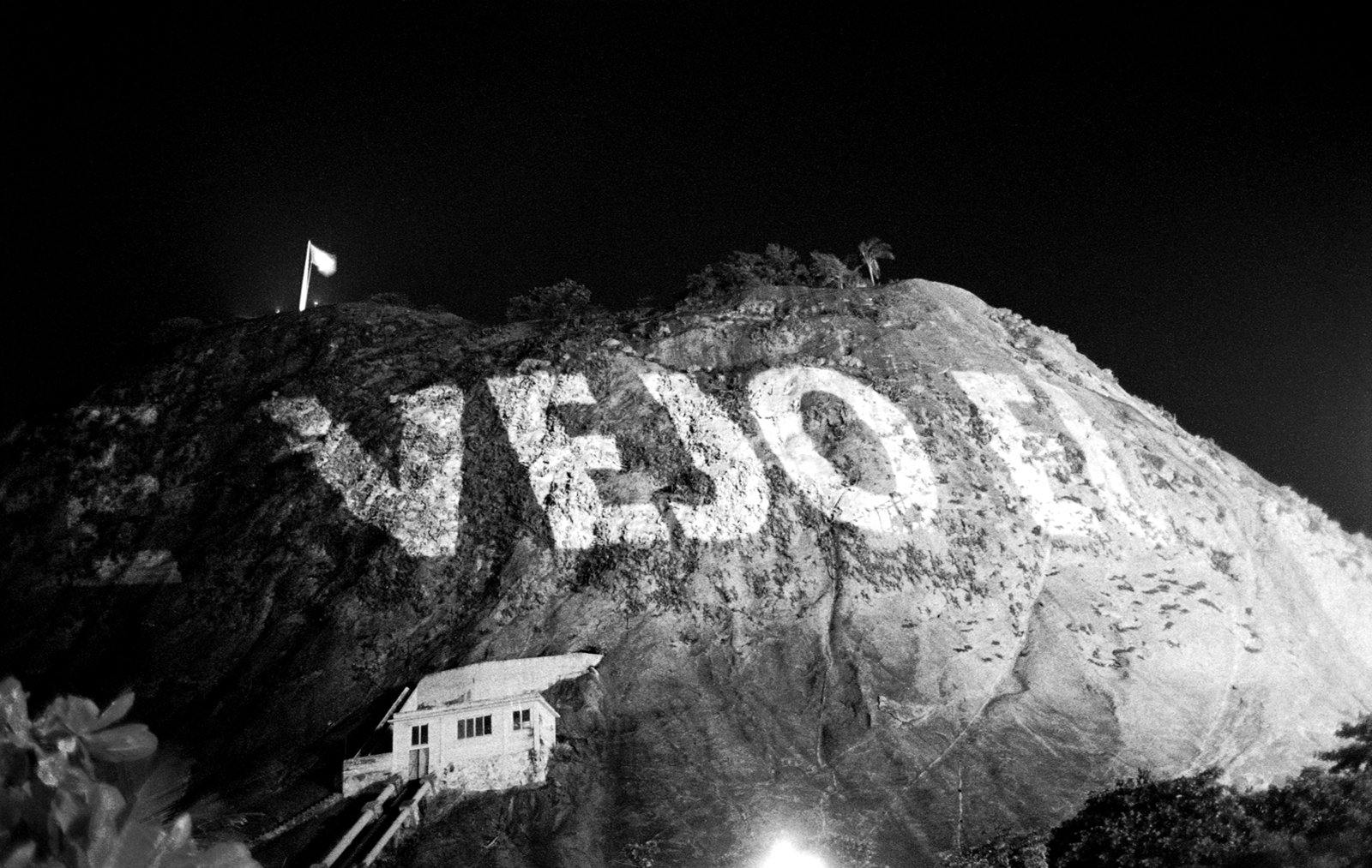Site: Leme Hill, Rio de Janeiro, Brazil
May 9, 1999
Text: Arno, 1996
Projection: Skypictures; Aubert Lee
Photo: Beto Felício