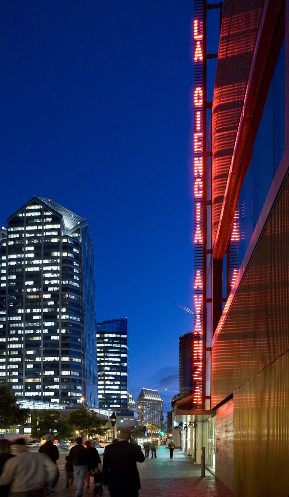 Site: Museum of Contemporary Art, San Diego, California, USA
January 19, 2007–
Text: Truisms, 1977–79
Photo: Philipp Scholz Rittermann