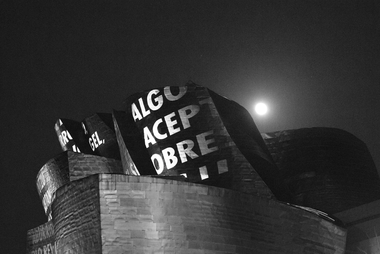 For Bilbao, 2019
Light projection
Museo Guggenheim Bilbao, Spain
Text: “Un arte” from Poesía completa by Elizabeth Bishop, © 2011 by the Alice H. Methfessel Trust. Spanish translation by Jeannette L. Clariond, © 2016 by the translator. Used with perm