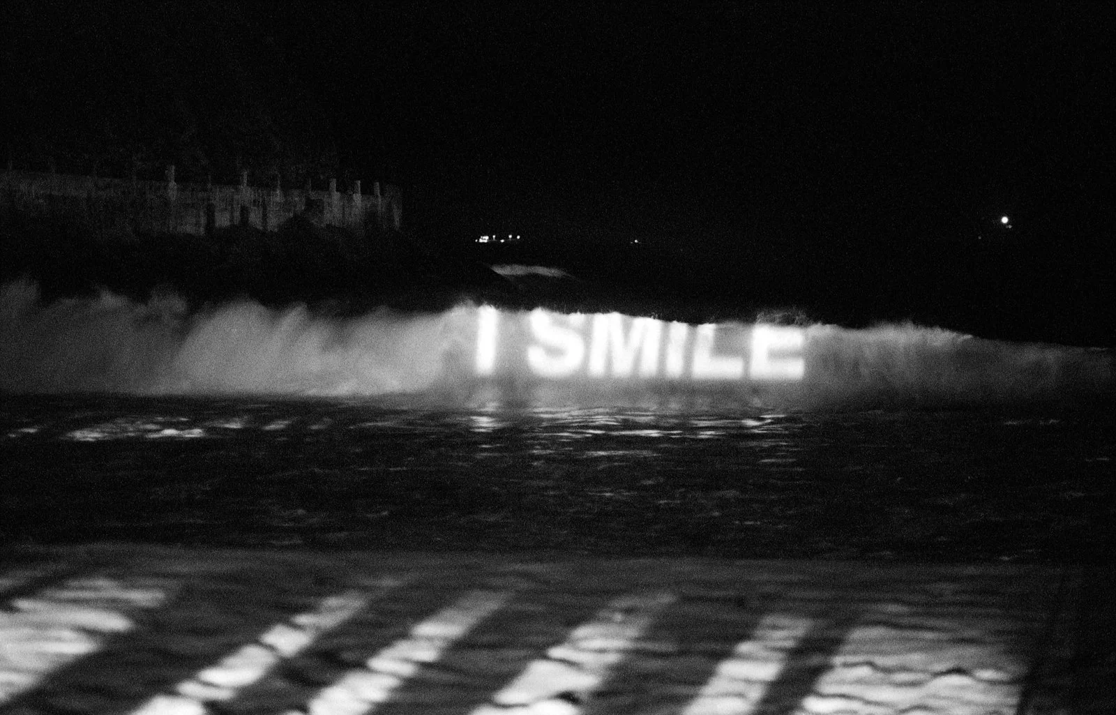 Site: Leme Beach, Rio de Janeiro, Brazil
May 9, 1999
Text: Arno, 1996
Projection: Skypictures; Aubert Lee
Photo: Beto Felício