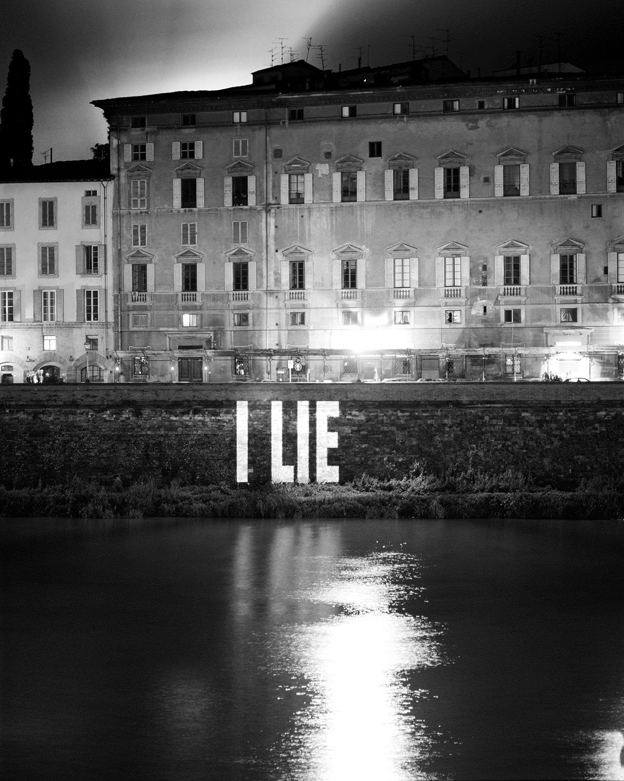Site: Arno River, Palazzo Tempi, Via de’ Bardi, Florence, Italy
September 20-22, 1996
Text: Arno, 1996
Projection: Skypictures; Aubert Lee
Photo: Attilio Maranzano